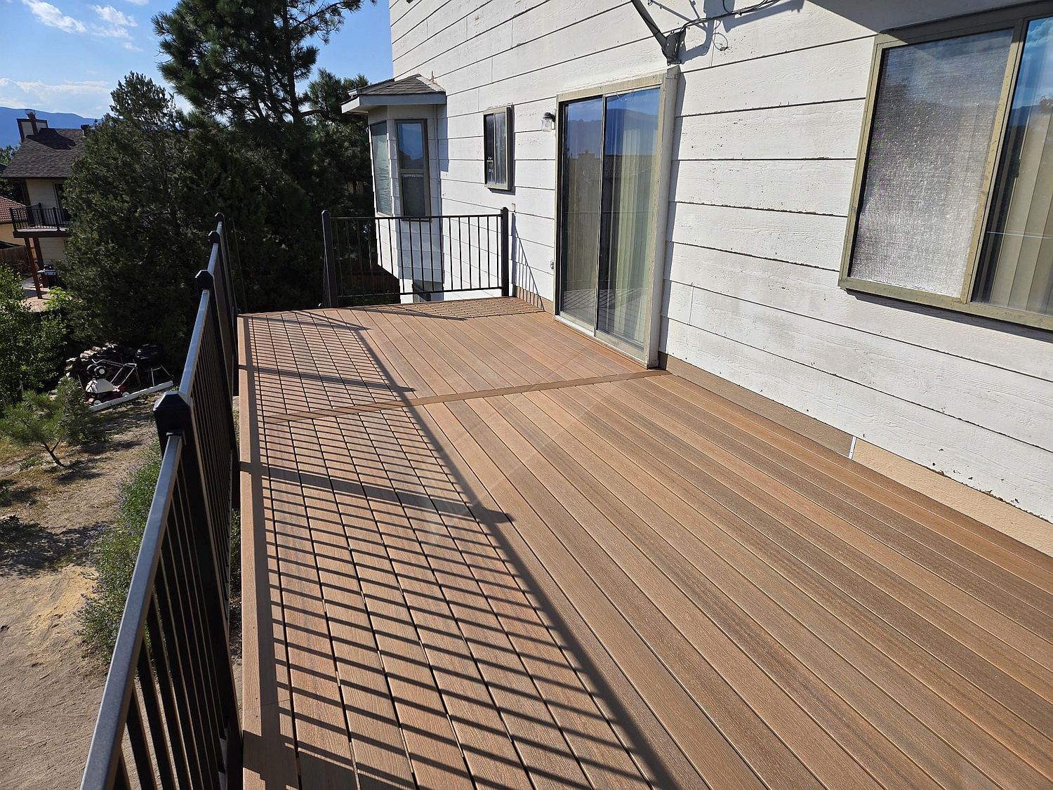 Composite deck in Briargate Colorado Springs with Fiberon decking and a steel deck railing