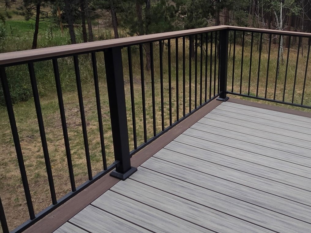 Monument Colorado deck with Deckorators Voyage Tundra decking and a 3-sided border in Deckorators Voyage Khaya